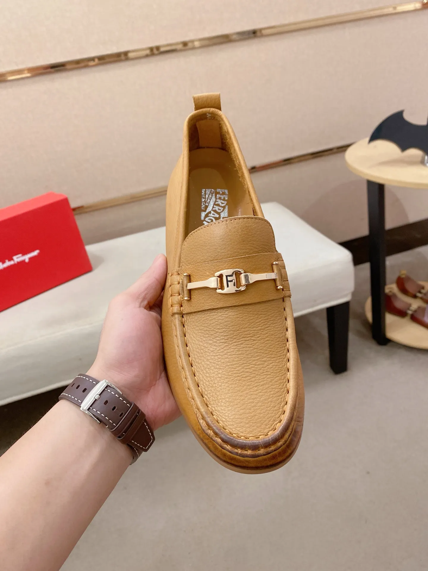 Factory price 500💰 Original Ferragamo men's shoes! The world's top brands...Luxury quality...//Fashion and high-end footwear 👍💪🏻...give you a low-key luxury comfort experience👍. The upper is made of pure Italian imported original cowhide and sweat-absorbent sheepskin lining. It is comfortable and breathable, high-end and classy... luxurious and noble!! .. OEM factory shipment [Hug] stall.. Original board. Welcome to taste..38--44.